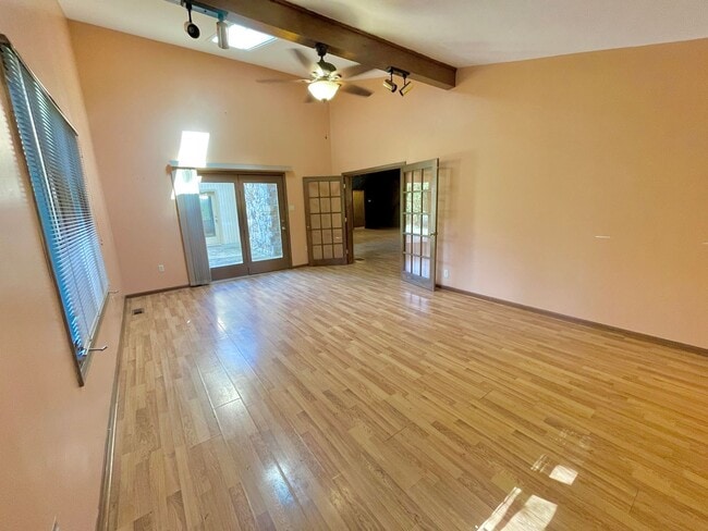 Building Photo - Large 3 bed / 2 bath Available Now!