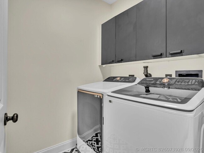Building Photo - 7834 Oak Grove Cir