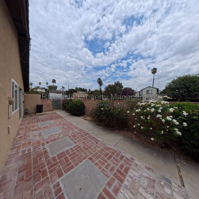 Building Photo - 5025 Pearblossom Dr