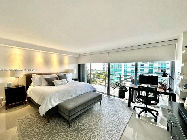 Building Photo - 2025 Brickell Ave