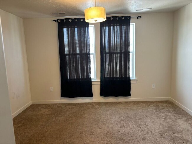 Building Photo - 3327 S Cabin Creek Way