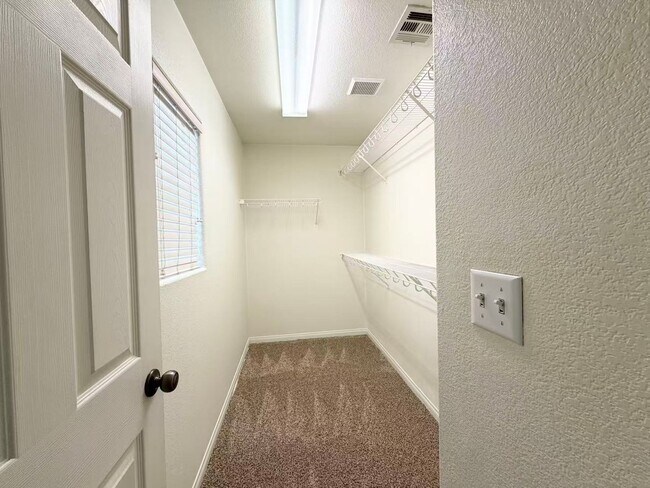 Building Photo - Spacious 2-story home located in a convenient Las Vegas gate community