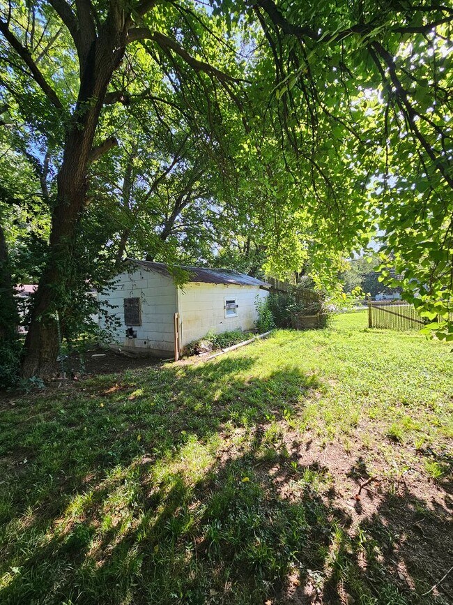 Building Photo - 2 bedroom | 1 Bathroom Home | Pets Welcome!