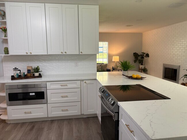 Building Photo - 2510 Lake Ellen Dr