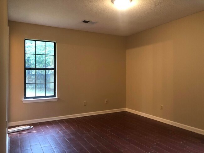 Building Photo - 6813 Maury Dr