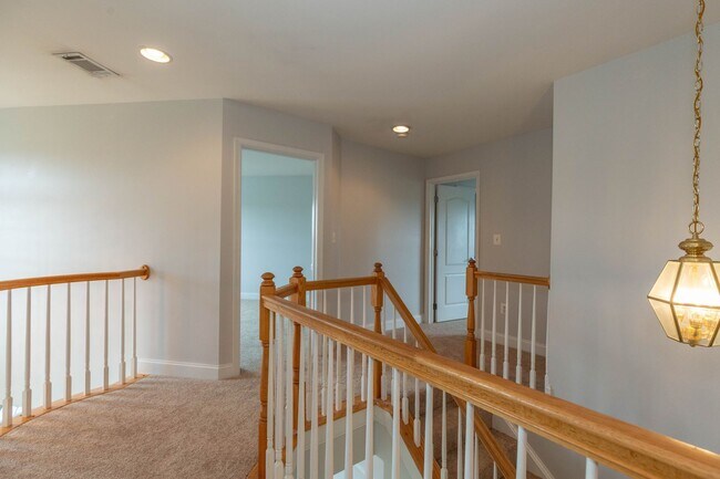 Building Photo - 5 Bed, 3.5 Bath, Single Family Home in Martinsburg, WV