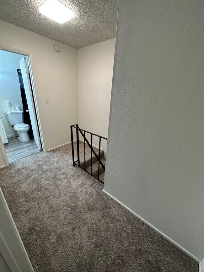 Building Photo - Cozy 2 Bedroom unit with community pool!