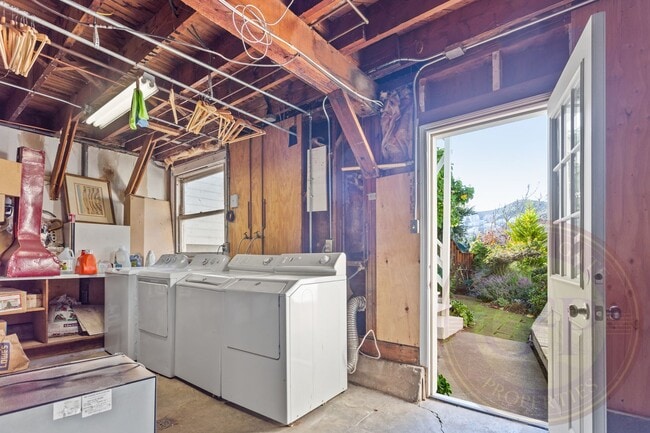 Building Photo - Collingwood Street - 450-452