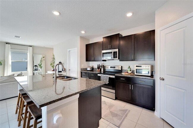 Building Photo - 403 Royal Empress Dr
