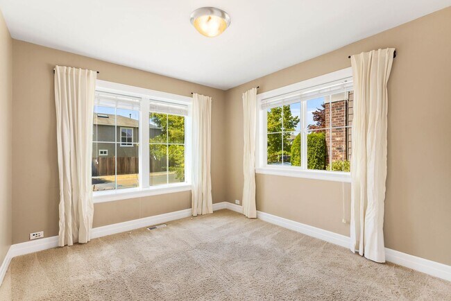 Building Photo - Beautiful 5 Bedroom Mill Creek Home backin...