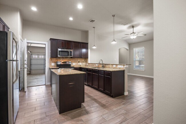 Building Photo - Beautiful 3 Bedroom Duplex Located in New ...