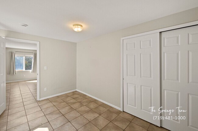 Building Photo - Spacious Ranch-Style 5-Bedroom in The Heig...