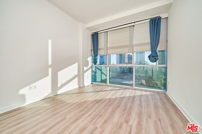 Building Photo - 3223 W 6th St