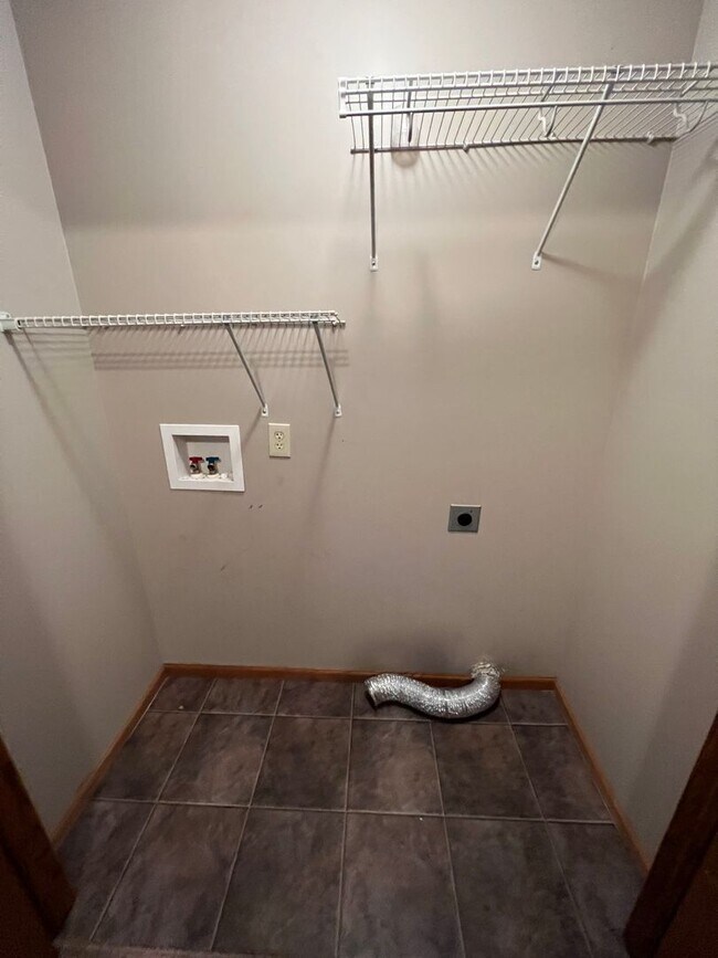 Building Photo - 727 W 8th St