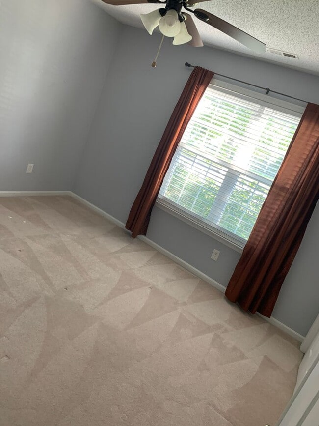 Building Photo - 3 Bedroom 2 Bathroom House