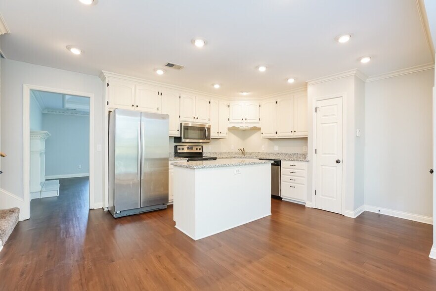 Building Photo - 104 Luna Ln