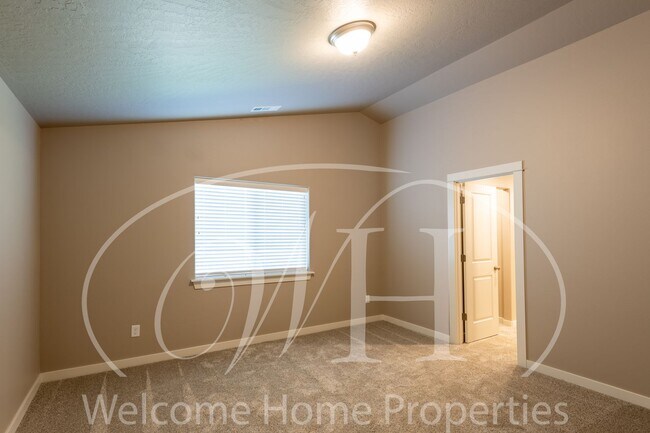 Building Photo - Brand NEW Home Overlooking the Golf Course