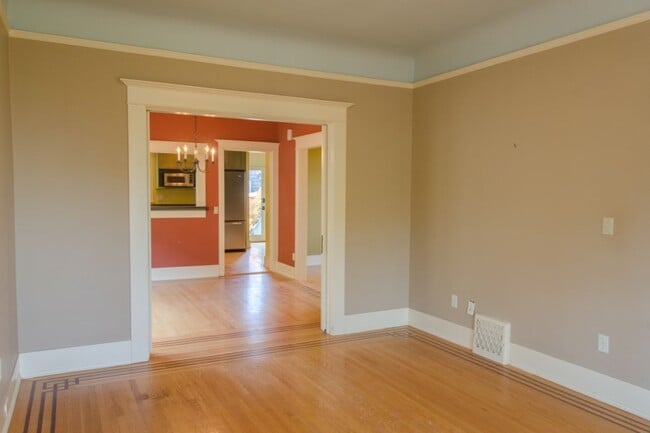 Building Photo - 4Bd/2.75Ba Seattle House