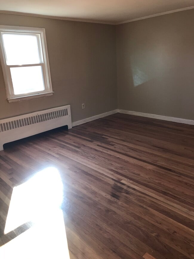 Building Photo - 102 Elaine Rd