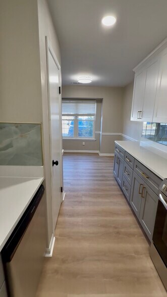 Building Photo - 3492 Woodburne Dr