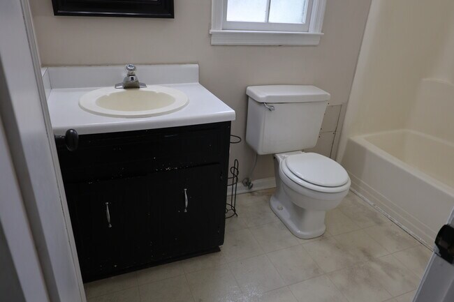 Building Photo - 214 Oakleaf Dr