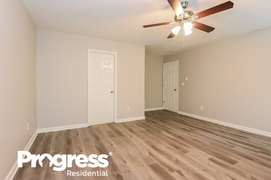 Building Photo - 2495 Mayfair Dr