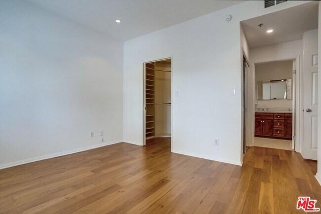 Building Photo - 852 N Poinsettia Pl