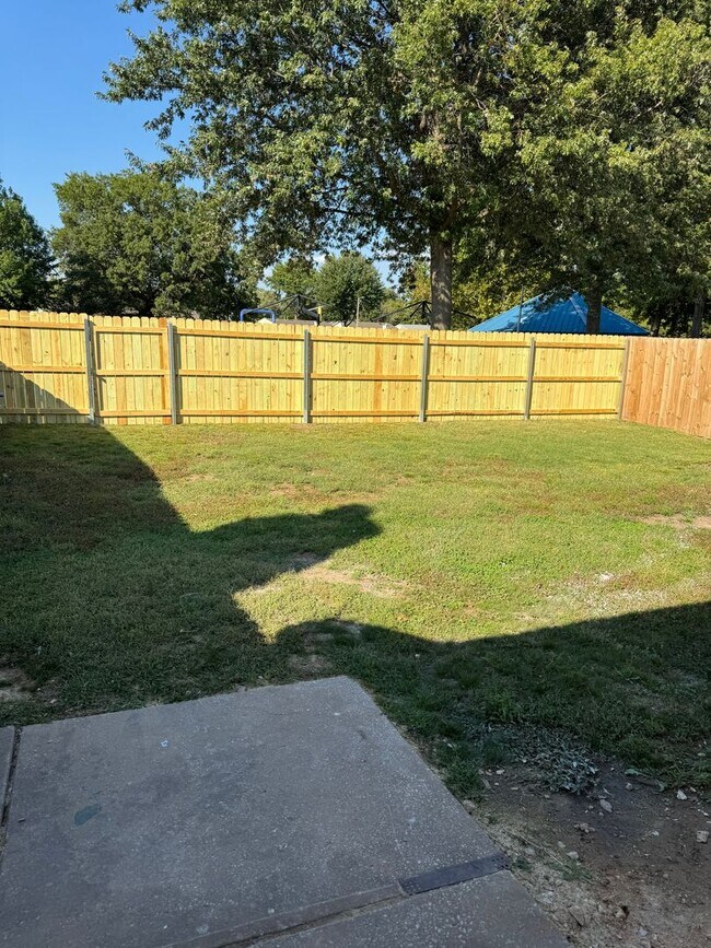 Building Photo - Fully Renovated 3 Bedroom Duplex in the he...