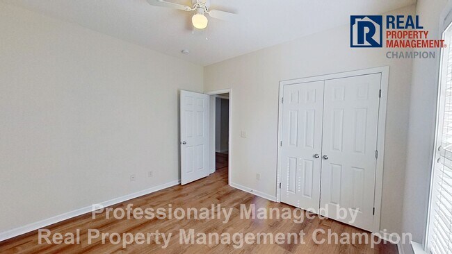 Building Photo - Charming 3 BD/2 BA Home w/Split Bedroom La...