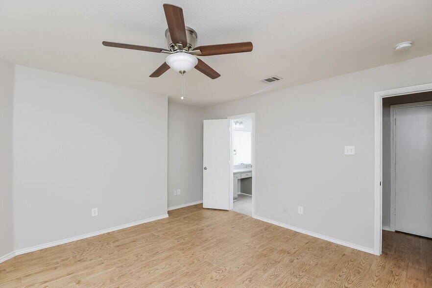 Building Photo - 2104 Deniro Dr