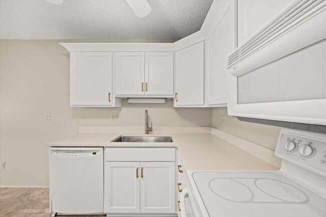 Building Photo - 7040 E Girard Ave