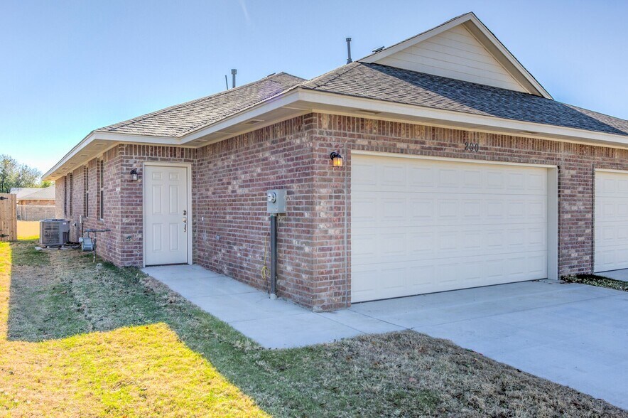 Building Photo - 127 Ashley Dr