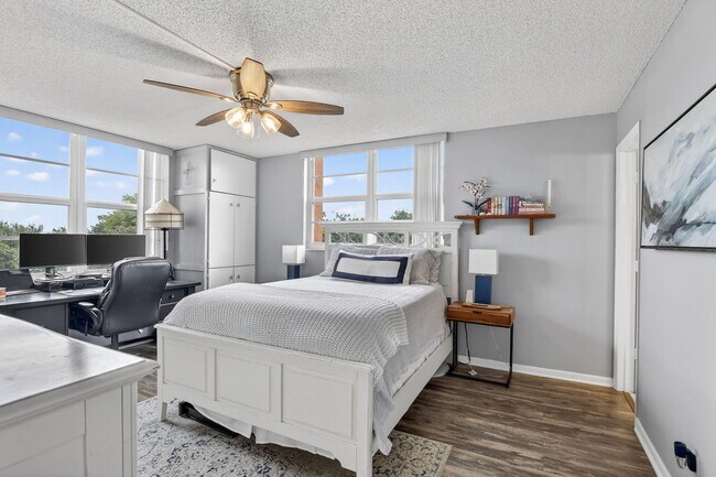 Building Photo - 3001 W Rolling Hills Cir