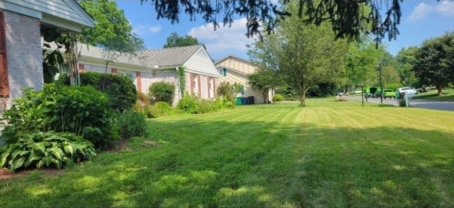 Building Photo - 147 Candlewick Dr