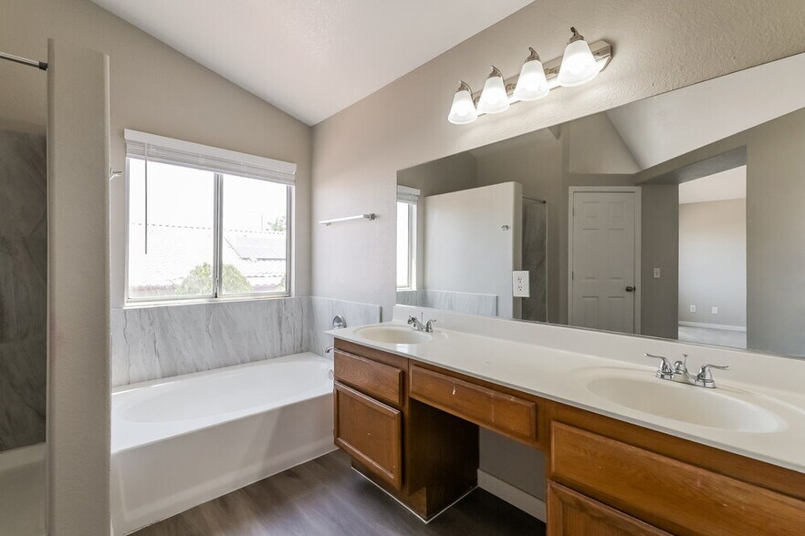 Building Photo - 2205 Farmouth Cir