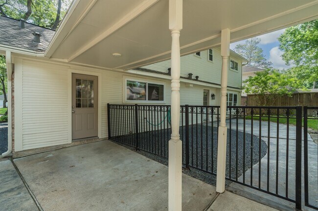 Building Photo - 751 Bison Dr