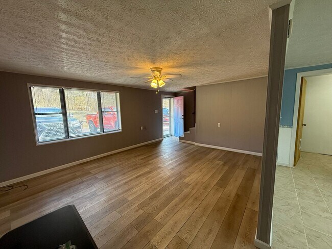 Building Photo - Knoxville 37938 - 2 bedroom, 1 bath - Contact Susan Niedergeses (865) 300-4722