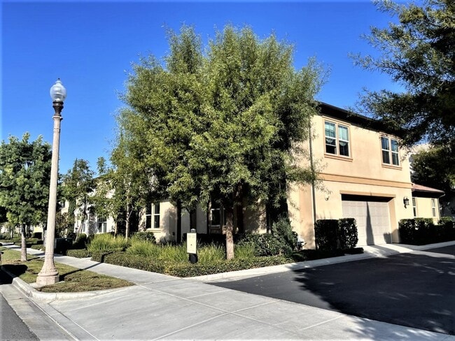 Building Photo - Spacious 4 bedroom, 3 bath Condo in Irvine!