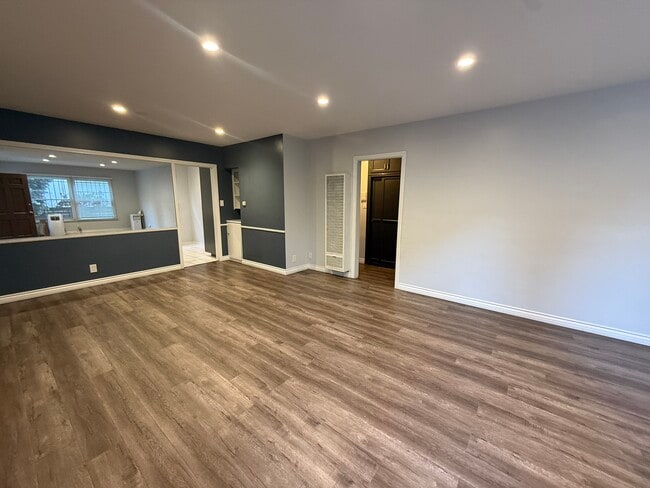 Building Photo - 1222 McClellan Dr