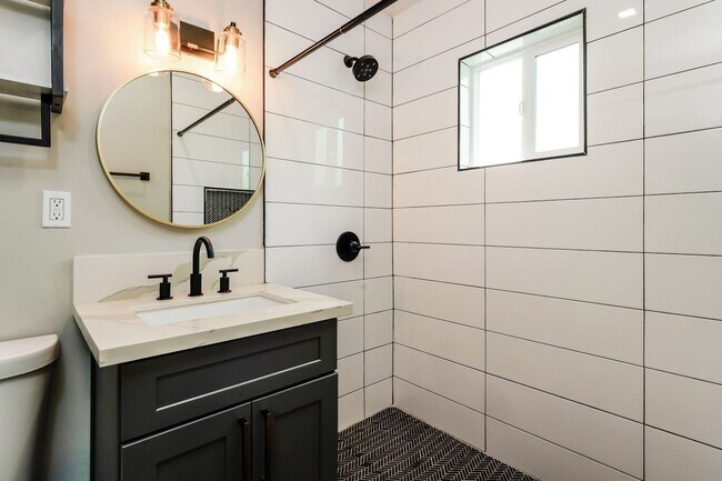 Building Photo - Stunning Home in Oceanside