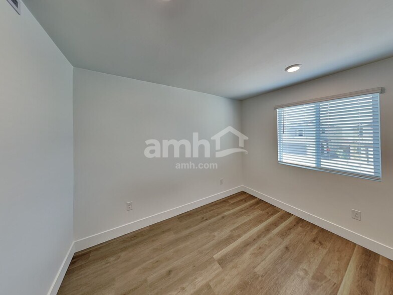 Building Photo - 9588 Harkes Dr