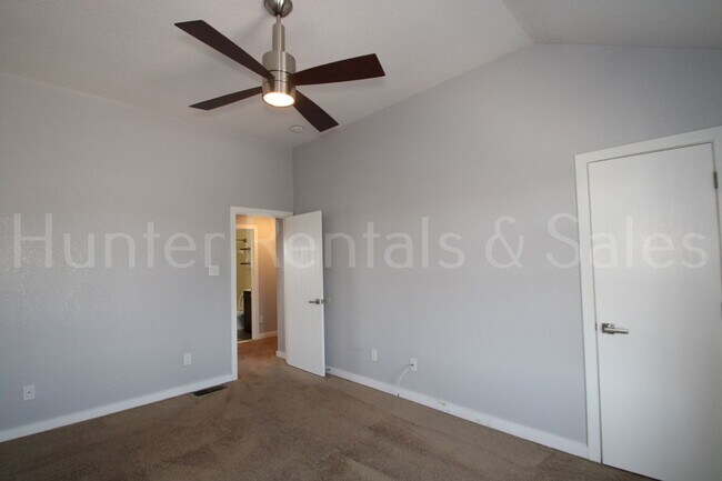 Building Photo - Beautiful 2 Bedroom, 1.5 Bath Townhouse