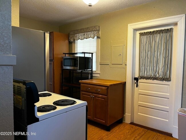 Building Photo - 1924 Arcadia Pl