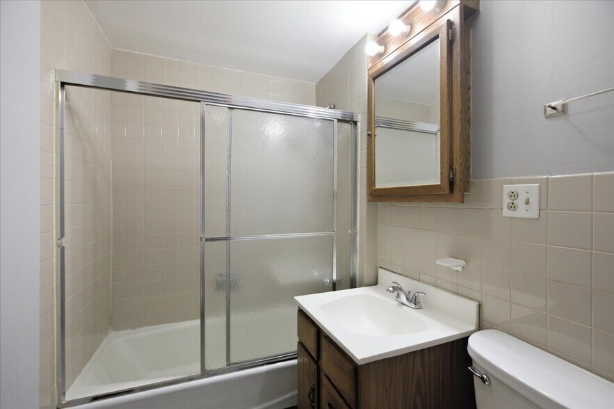 Building Photo - 1128 W Diversey Pkwy