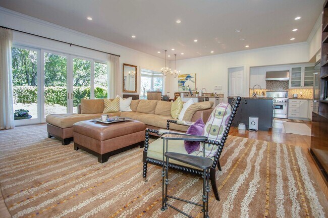 Building Photo - Stunning 4Bed/5bath Home in Kentfield