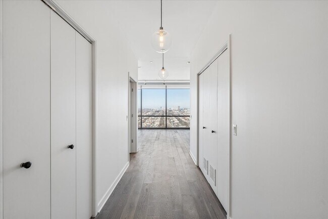 Building Photo - 860 W Blackhawk St