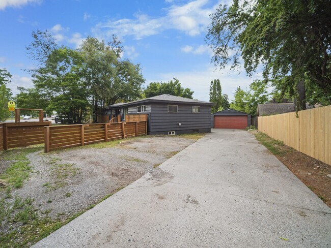 Building Photo - Spacious Unfurnished Home in Northwest Spokane