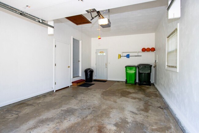 Building Photo - 1720 W Hill Dr