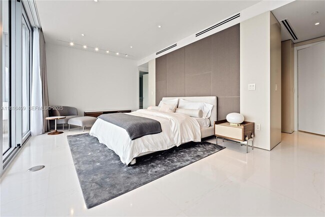 Building Photo - 300 Biscayne Blvd Way