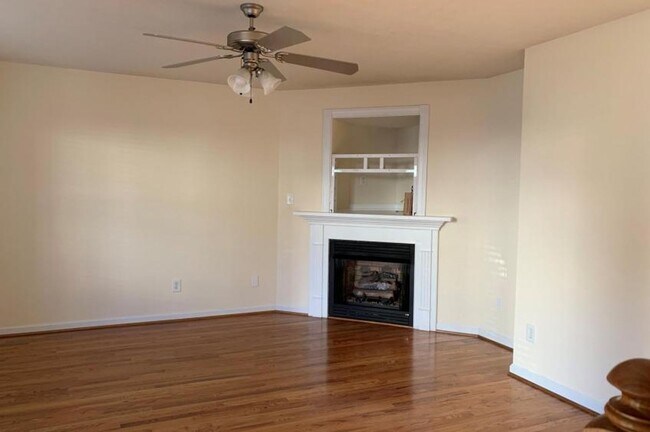 Building Photo - End Unit Townhouse in Wyndhurst